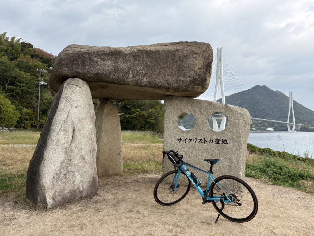多々羅しまなみ公園の「サイクリストの聖地」モニュメント前での記念写真