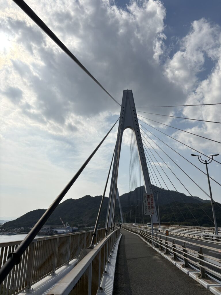 因島大橋をロードバイクで走行する視点の写真と見える海の景色
