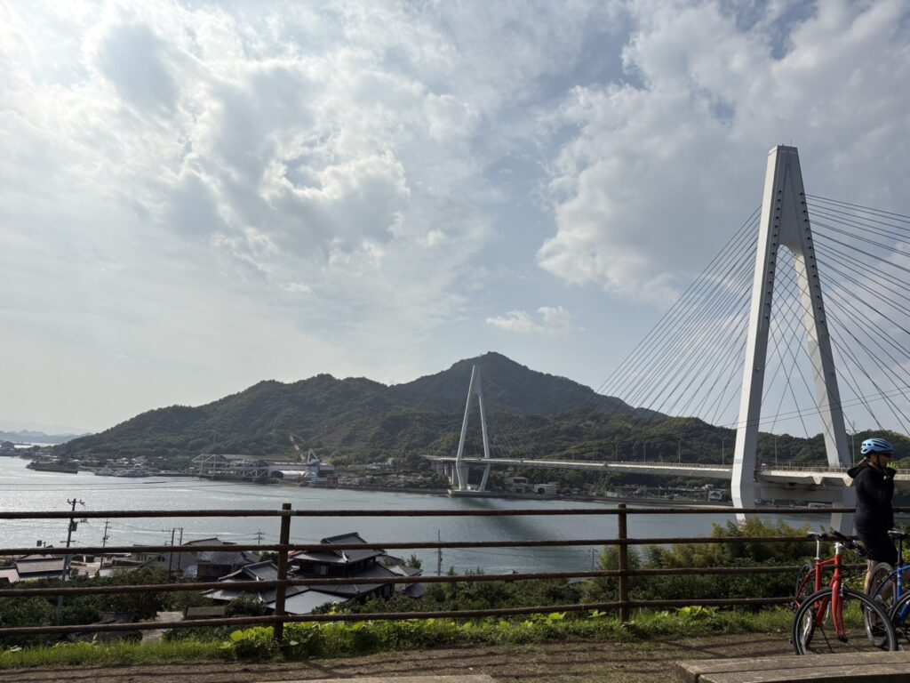 因島から望む生口橋の全景と海に浮かぶような美しい橋の姿