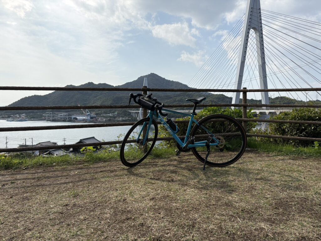 生口橋が見える休憩スポットで記念撮影