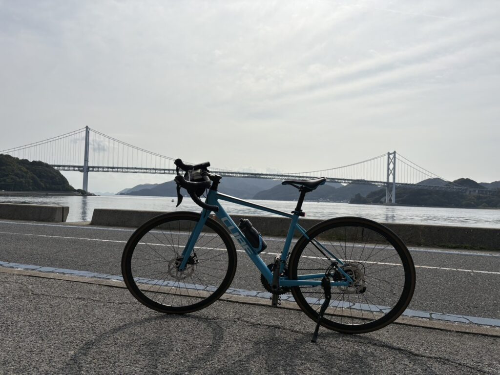 向島側から見上げた因島大橋の鉄骨トラス構造と迫力あるアーチ