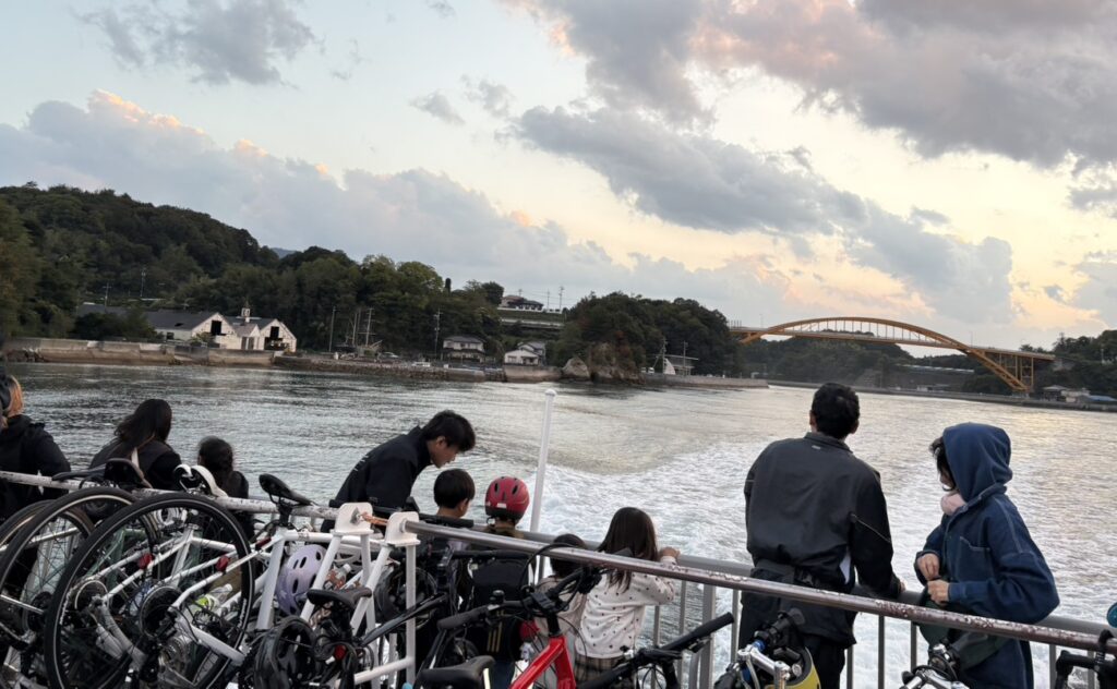 サイクルシップ「ラズリ」のデッキに並ぶロードバイクと船内の様子