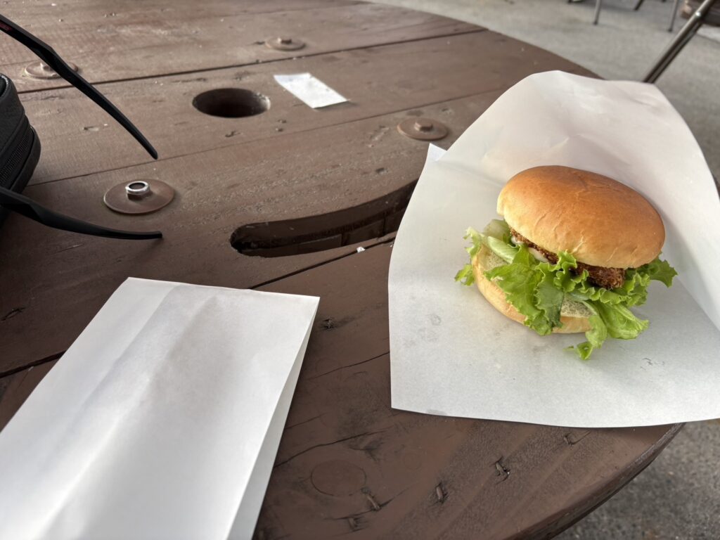 多々羅しまなみ公園で食べた鯛カツバーガーの様子